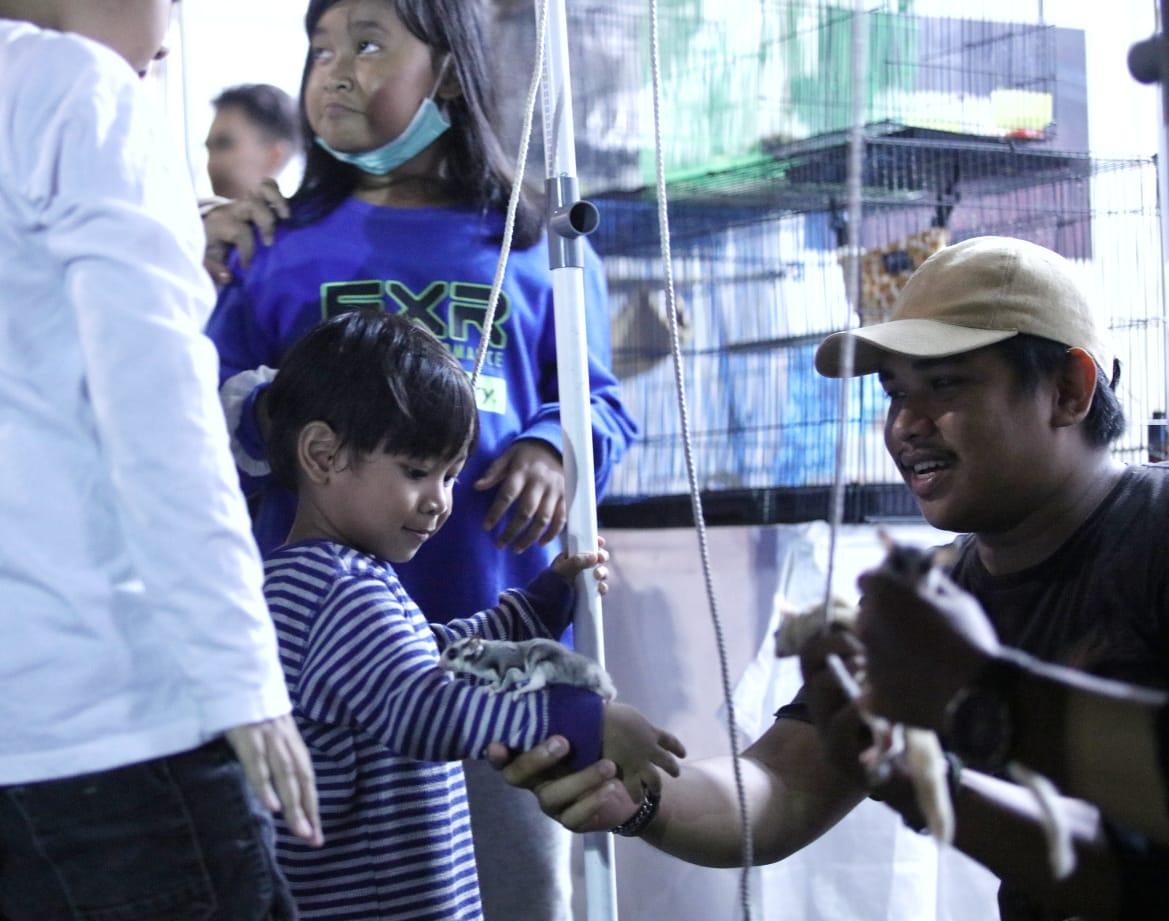 Booth Komunitas Pecinta Hewan di Makassar F8 Jadi Favorit Keluarga